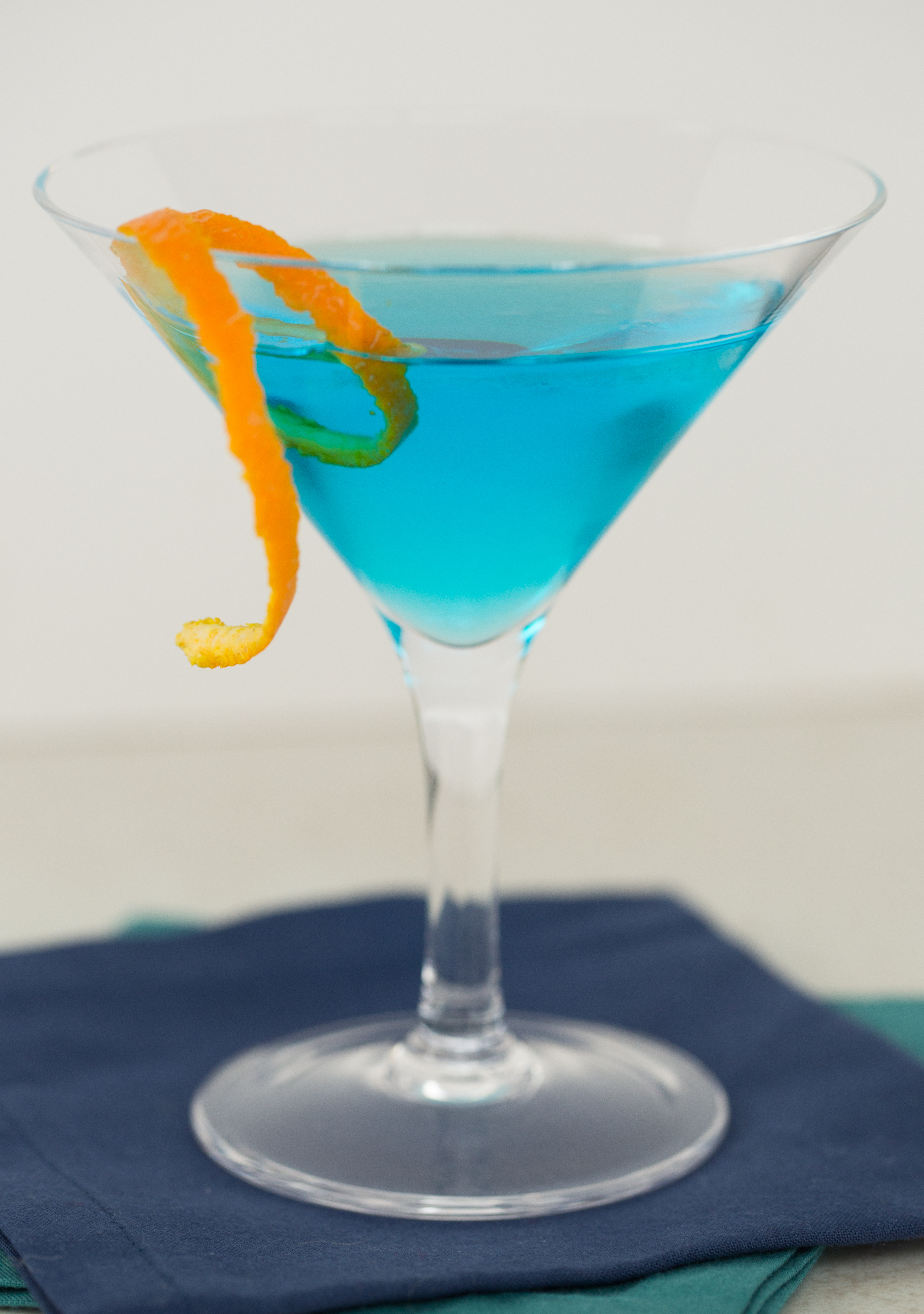Коктейль алкогольный с сиропом голубая. Голубая Лагуна коктейль синий Кюрасао. Ликер голубая Лагуна. Напиток Блю Кюрасао алкогольные. Blue Curacao коктейли безалкогольные.