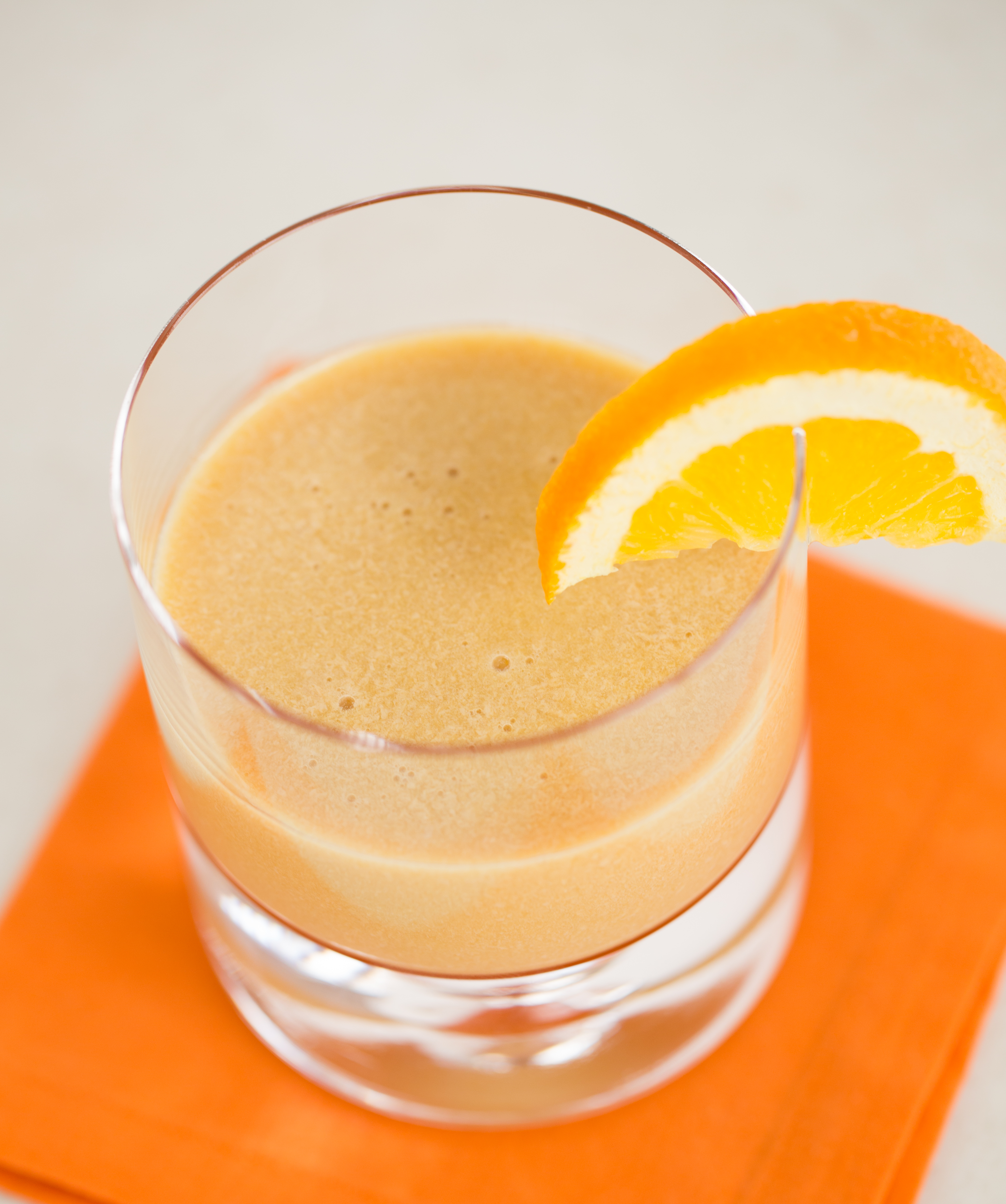 бутылка бейлиса. айриш крим коктейль. бейлис с соком. коктейли с бейлисом. бейлис коктейль.